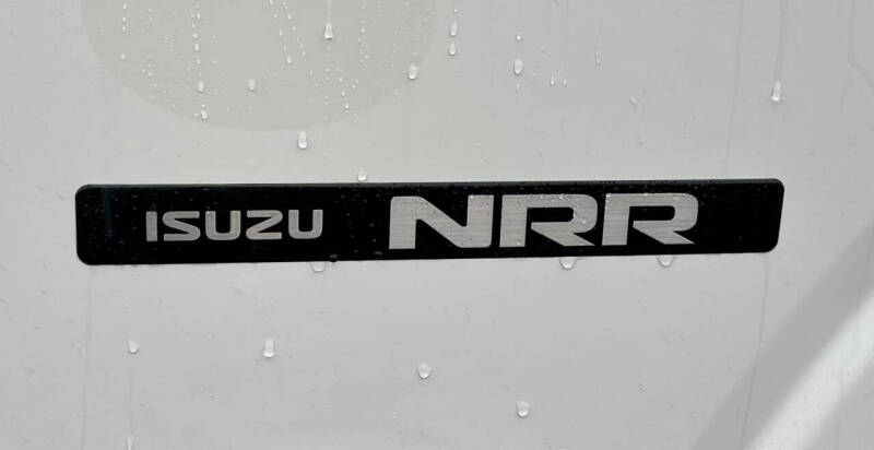 2015 Isuzu NRR  23' Flatbed + Lift Gate