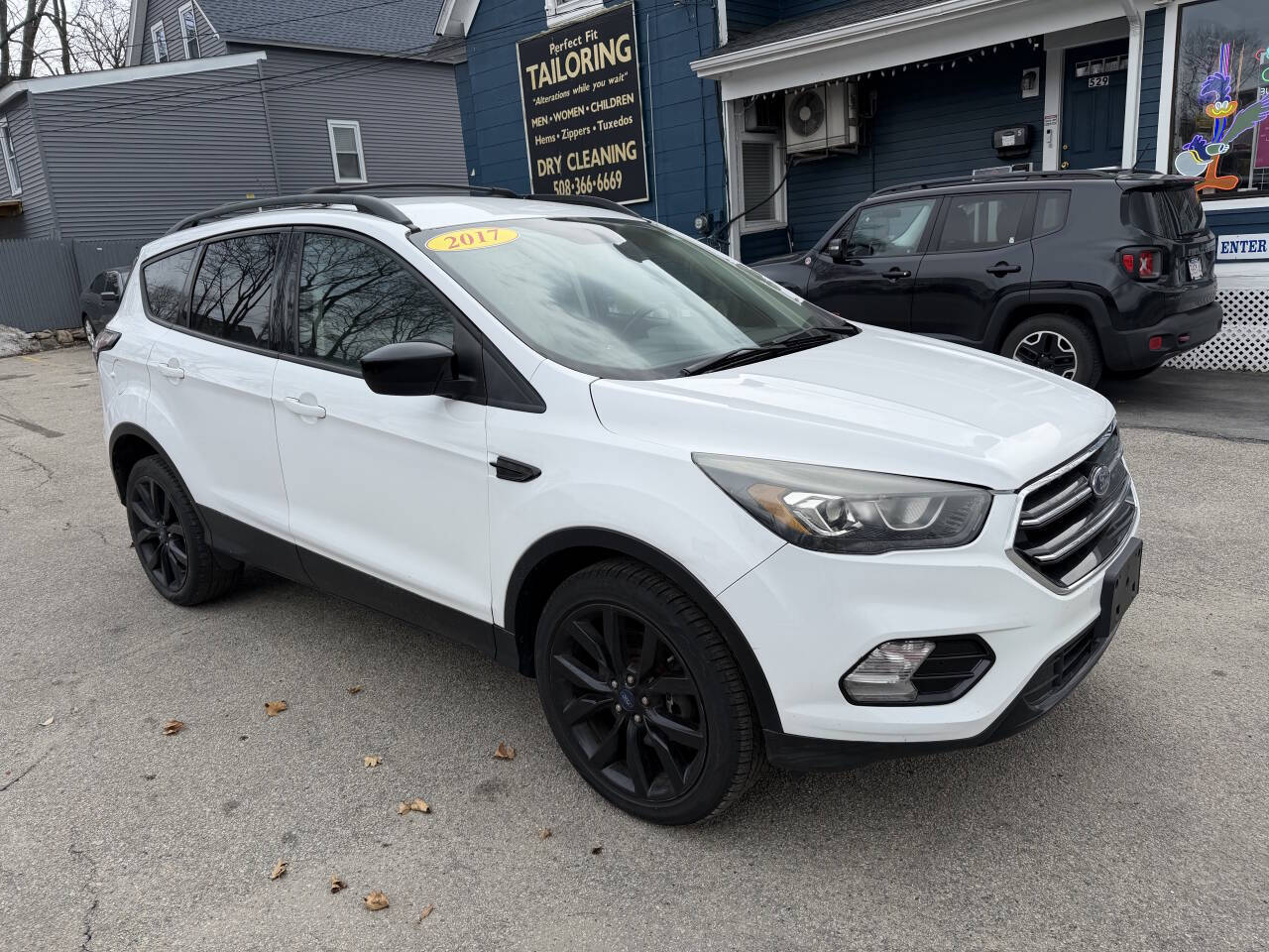 Off white 2017 Ford Escape SE AWD SE 4dr SUV 2