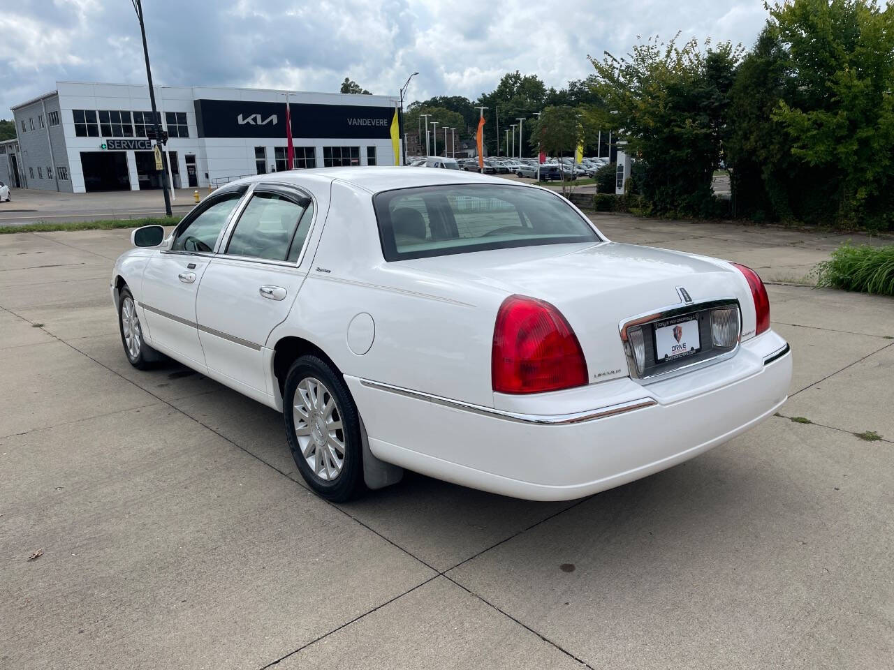 2007 Lincoln Town Car for sale at Drive Motorcars LLC in Akron, OH