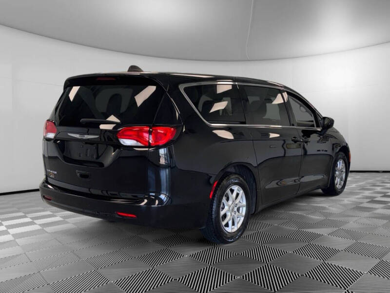 2024 Chrysler Voyager LX