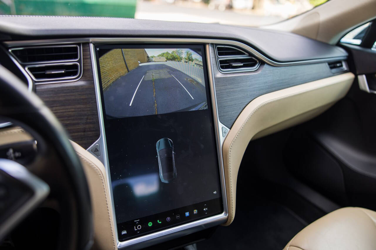 2014 Tesla Model S 21