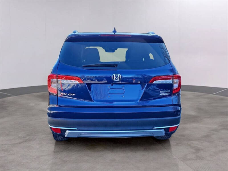 2022 Honda Pilot Touring w/Rear Captain's Chairs