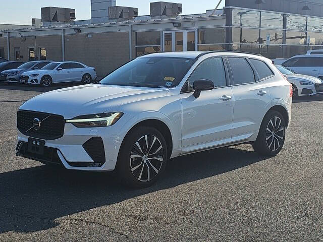 2024 Volvo XC60 B5 Ultimate Dark Theme