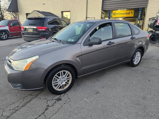 2010 Ford Focus for sale at QUEENSGATE AUTO SALES in York, PA