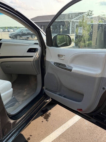2013 Toyota Sienna LE 8-Passenger