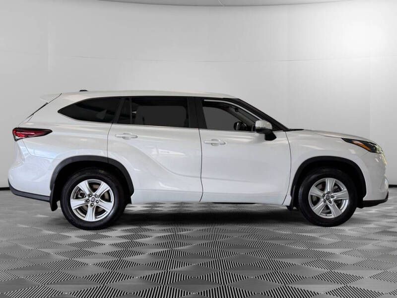 2024 Toyota Highlander LE