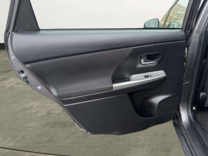 2017 Toyota Prius v Five