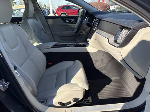 2024 Volvo S60 B5 Ultimate Dark Theme