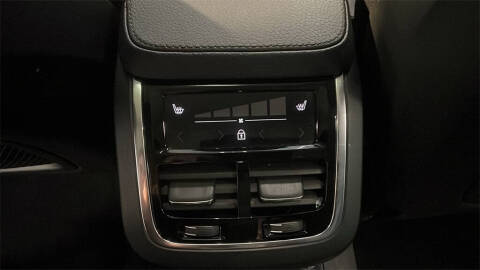 2021 Volvo XC90 T6 Momentum 6-Passenger