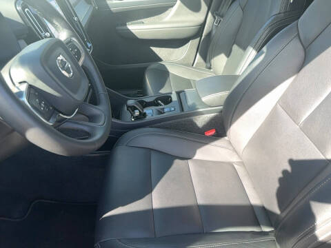 2025 Volvo XC40 B5 Core Bright Theme