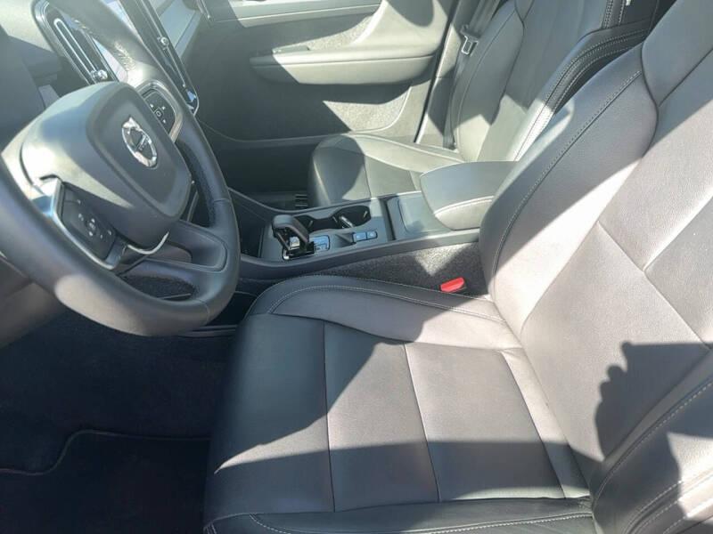 2025 Volvo XC40 B5 Core Bright Theme