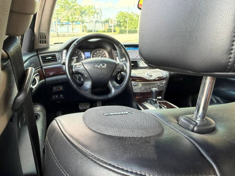 2011 Infiniti M56