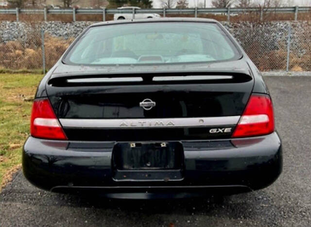 2001 Nissan Altima for sale at QUEENSGATE AUTO SALES in York, PA