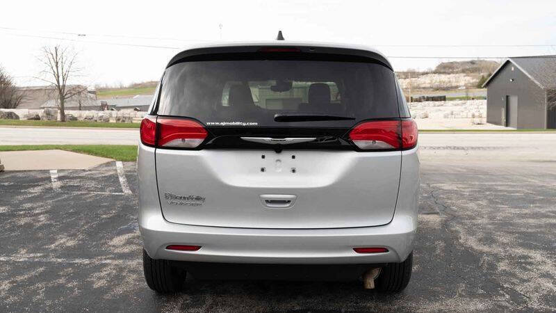 2024 Chrysler Voyager LX