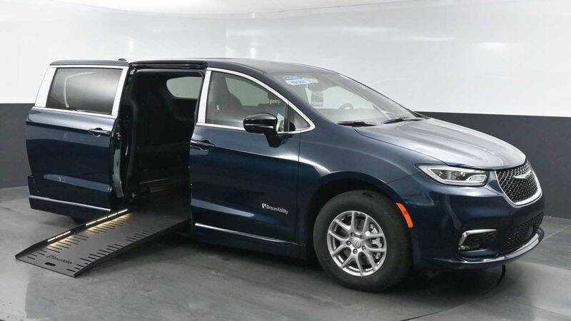 2025 Chrysler Pacifica Select's photo