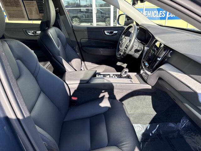 2025 Volvo XC60 B5 Plus Dark Theme