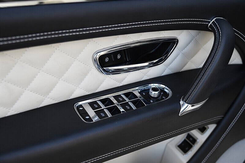 2019 Bentley Bentayga 25