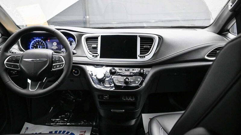 2025 Chrysler Pacifica Select
