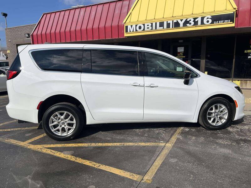 2024 Chrysler Voyager LX