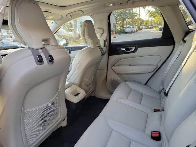 2024 Volvo XC60 B5 Core Dark Theme