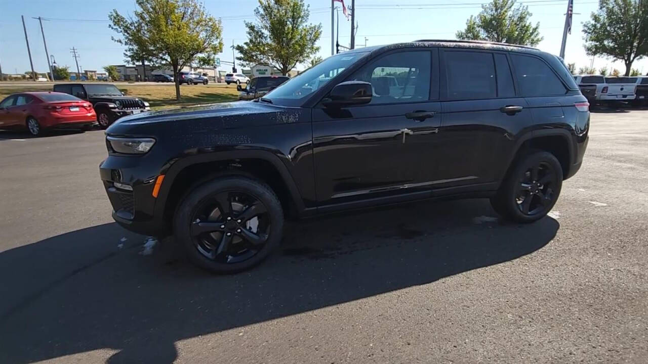 2025 Jeep Grand Cherokee for sale at Victoria Auto Sales in Victoria, MN