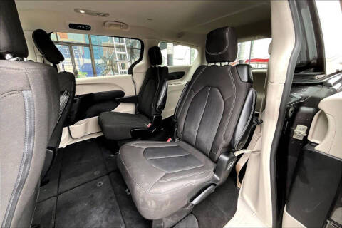 2022 Chrysler Voyager LX