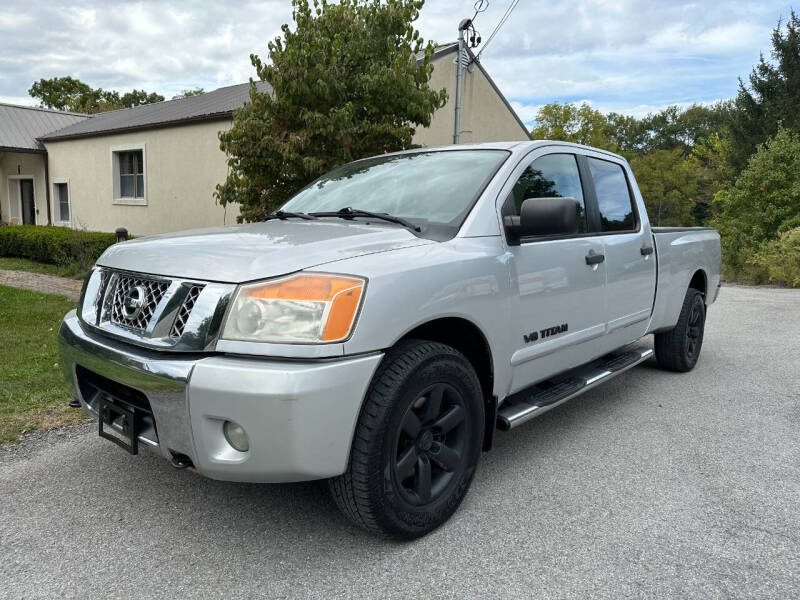 2010 Nissan Titan SE's photo
