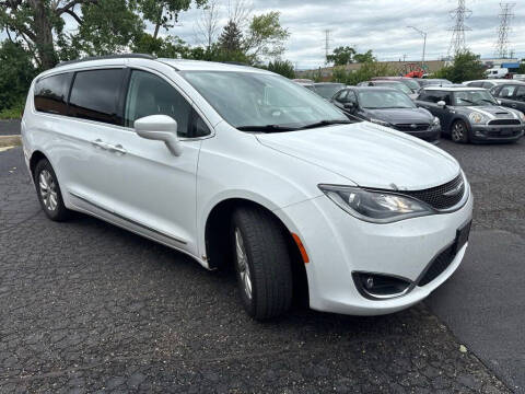 2017 Chrysler Pacifica Touring-L