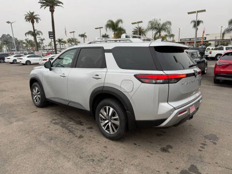 2025 Nissan Pathfinder SL