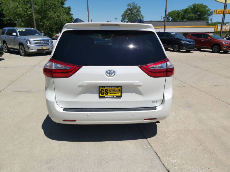 2017 Toyota Sienna XLE 8-Passenger
