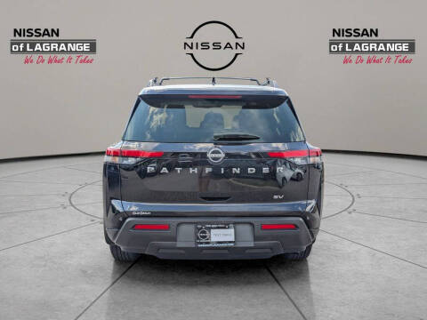 2022 Nissan Pathfinder SV