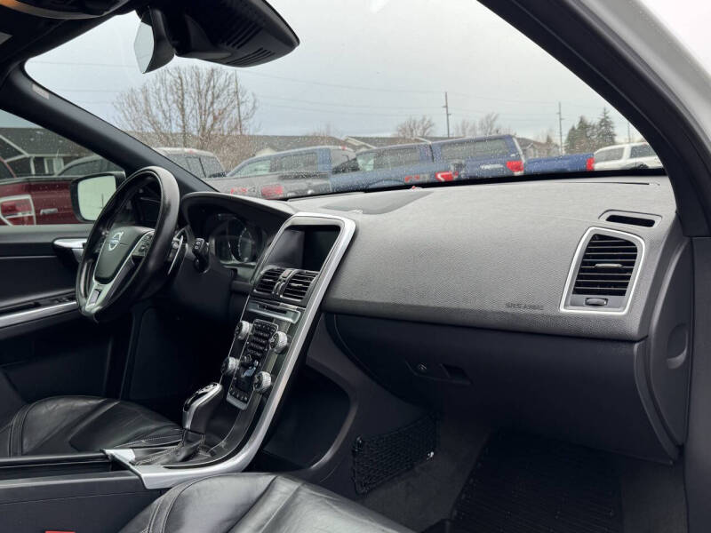 2016 Volvo XC60 T6 Drive-E R-Design Platinum