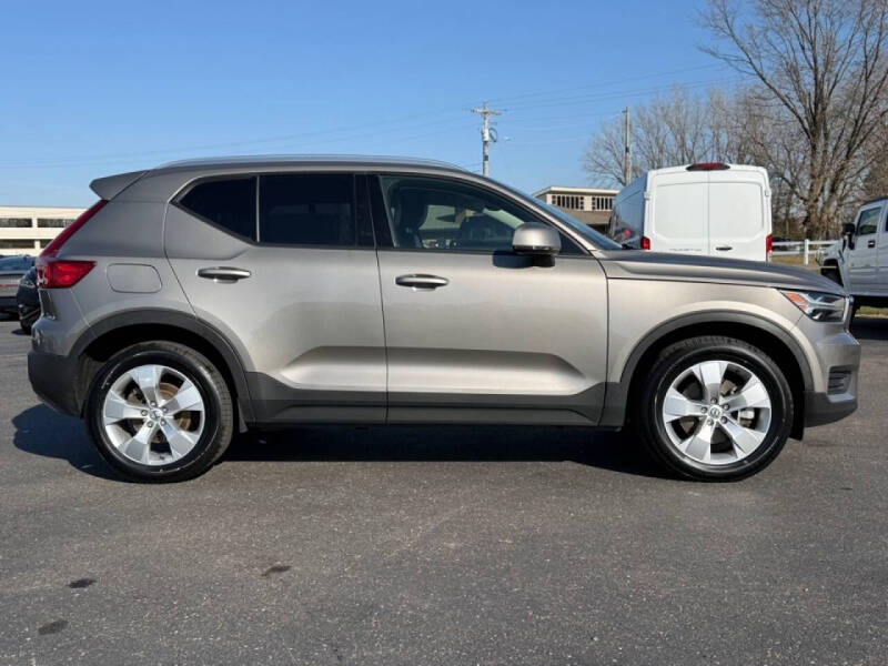 2022 Volvo XC40 T5 Momentum