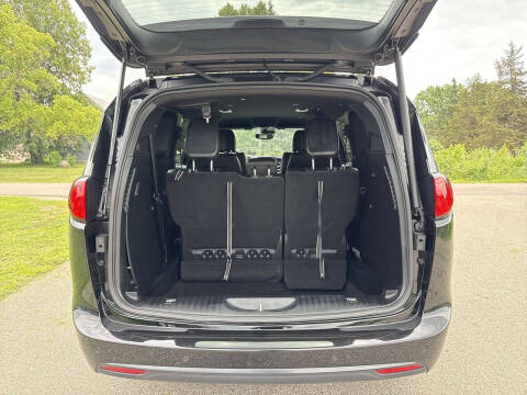2025 Chrysler Voyager LX