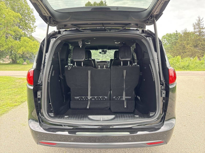 2025 Chrysler Voyager LX