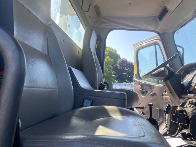 2009 Freightliner M2 106