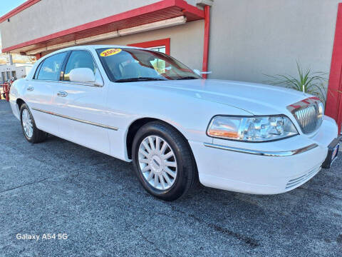 2005 Lincoln Town Car for sale at Richardson Sales, Service & Powersports in Highland IN