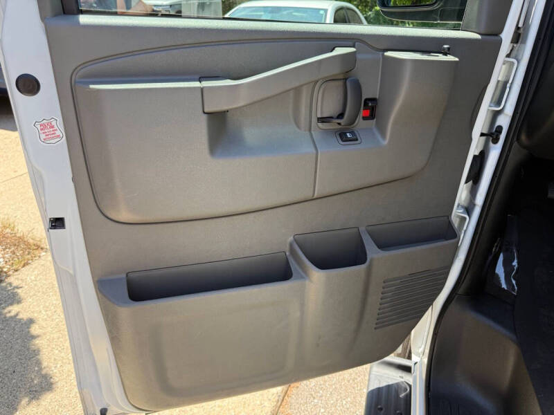 2025 Chevrolet Express LT 3500