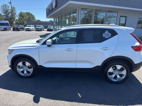 2022 Volvo XC40 T5 Momentum