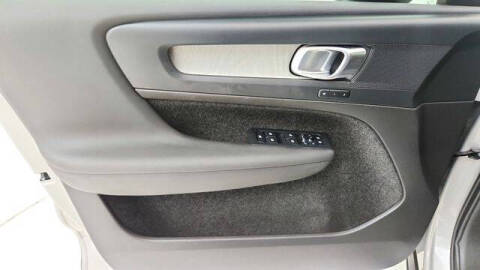 2025 Volvo XC40 B5 Plus Bright Theme