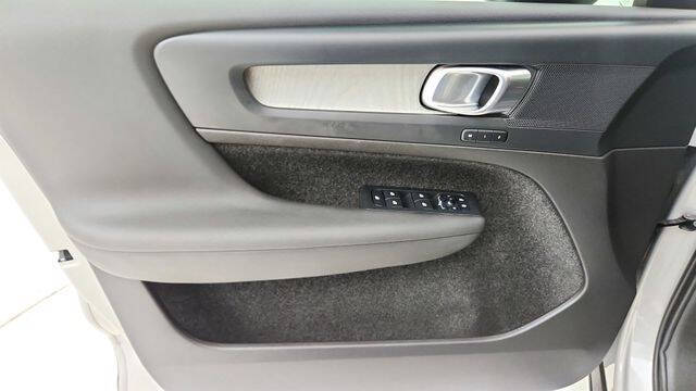 2025 Volvo XC40 B5 Plus Bright Theme