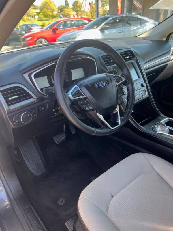 2020 Ford Fusion SE