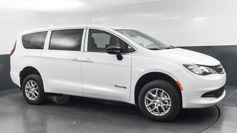 2025 Chrysler Voyager LX