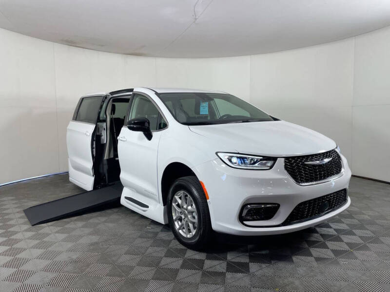 2024 Chrysler Pacifica Touring L's photo