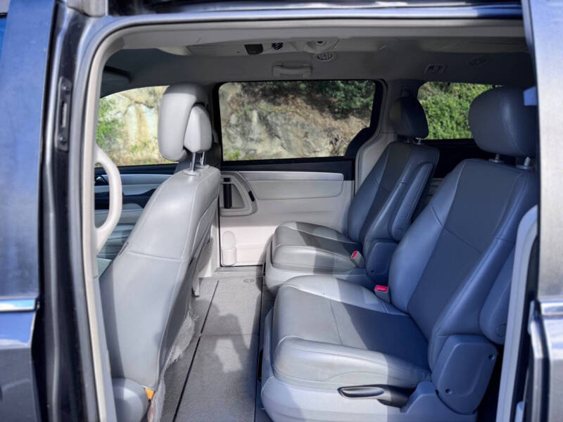 2012 Volkswagen Routan SE