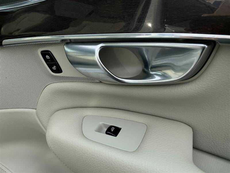 2019 Volvo XC90 T6 Momentum