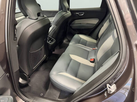 2022 Volvo XC60 B6 R-Design