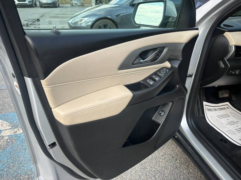 2022 Chevrolet Traverse LT Cloth