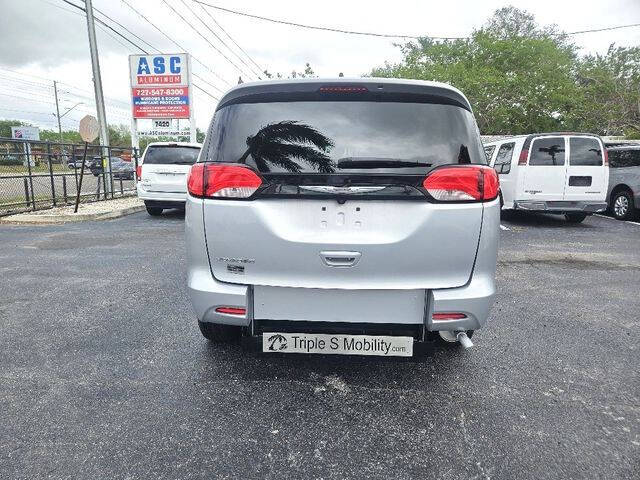 2023 Chrysler Voyager LX