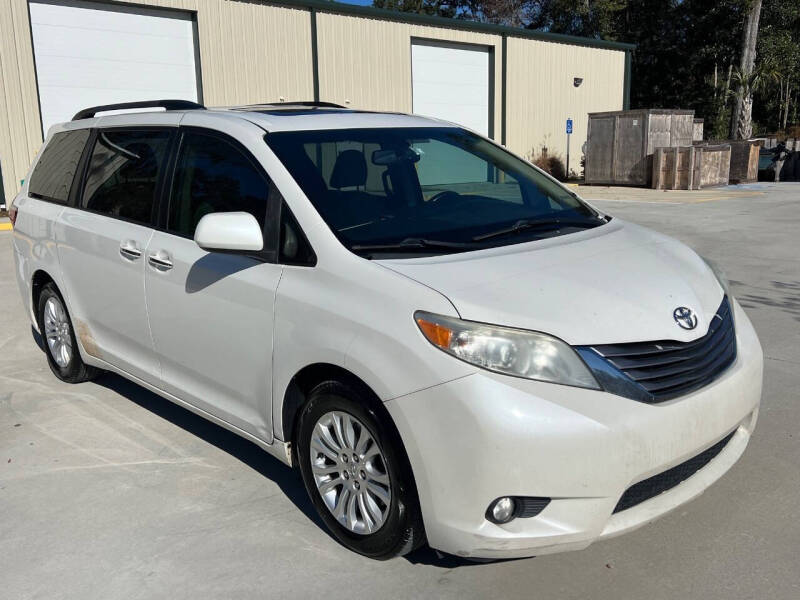 2017 Toyota Sienna XLE 7-Passenger Auto Access Seat